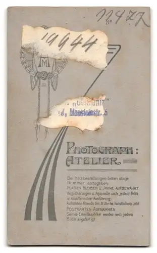 Fotografie Photograph. Atelier, Potsdam, Brandenburgerstr. 30, Portrait Dame im schwarzen Kleid mit Puffärmeln