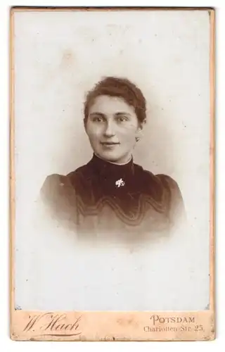 Fotografie W. Hach, Potsdam, Charlotten-Str. 25, Portrait junge Frau im schwarzen Kleid mit Locken