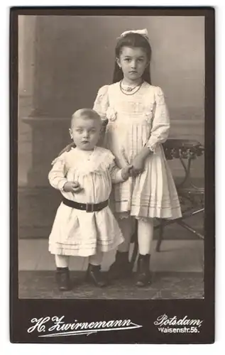 Fotografie H. Zwirnemann, Potsdam, Waisenstr. 56, Portrait zwei Kinder in weissen Kleidern mit Haarschleife und Kette
