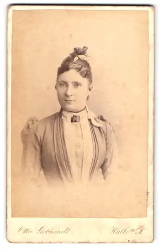 Fotografie Otto gebhardt, Halle a. S., Gr. Ullrichstr. 11, Portrait Dame im hellen Kleid mit Hochsteckfrisur