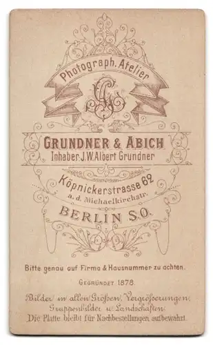 Fotografie Grundner & Abich, Berlin, Köpenickerstr. 62, Portrait Kleinkind im zu grossen Kleid