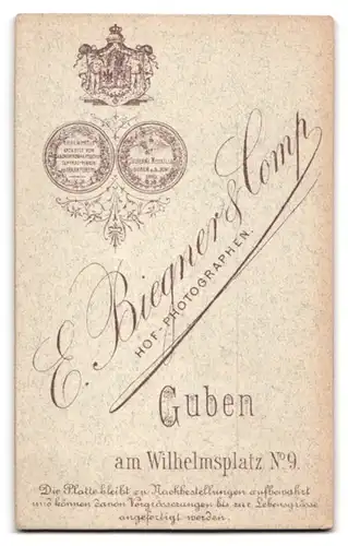 Fotografie E. Biegner & Co., Guben, am Wilhelmsplatz 9, Portrait Dame im Biedermeierkleid mit Hochsteckfrisur