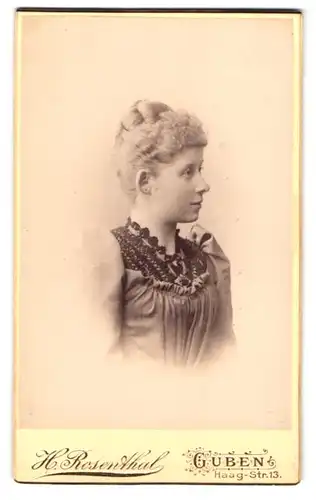 Fotografie H. Rosenthal, Guben, Haag-Str. 13, Portrait junge blonde Frau im Biedermeierkleid mit Locken