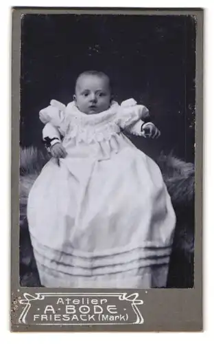 Fotografie A. Bode, Friesack / Mark, Portrait Kleinkind im weissen Kleid mit Schleifen an den Armen