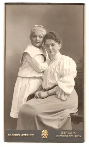 Fotografie Globus Atelier, Berlin, Leipziger Str. 132 /137, Portrait Mutter im Kleid nebst Tochter im Matrosenkleid