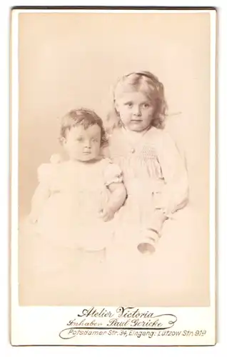 Fotografie Atelier Victoria, Berlin, Potsdamerstr. 34, Portrait zwei Kinder in weissen Kleidern mit Haarreifen