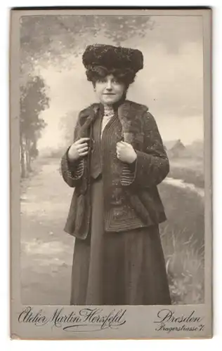 Fotografie Martin Herzfeld, Dresden, Pragerstr. 7, Portrait junge Frau im Kleid mit Pelzüberwurf und Hut