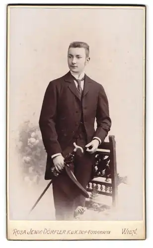Fotografie Rosa Jenik-Dörfler, Wien, Mariatreugasse 6, Portrait junger Herr im Anzug mit Flanierstock und Hut