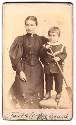 Fotografie B. Wehle, Dresden, Marienstr. 44, Portrait Mutter im Biedermeierkleid mit Jungen im Matrosenanzug