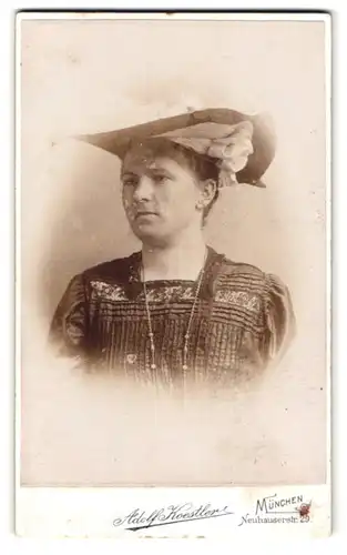 Fotografie Adolf Koestler, München, Neuhauserstr. 29, Portrait Dame im Kleid mit Halskette und breitem Hut