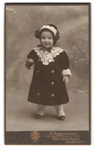 Fotografie R. Rosenkranz, Dresden, Königstr. 32, Portrait kleines Mädchen im schwarzen Mantel mit Spitzenkragen