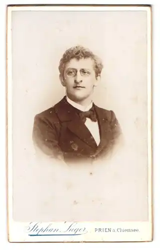 Fotografie Stephan Luger, Prien a. Chiemsee, Portrait Mann im Anzug mit Zwicker Brille und Locken