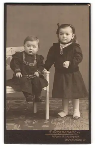 Fotografie R. Rosenkranz, Dresden, Königstr. 32, Portrait zwei Geschwister in Kleidern mit Haarschleife