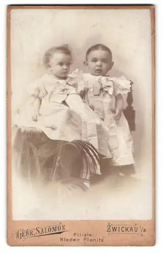 Fotografie Gebr. Salmon, Zwickau i. S., Äussere Schneebergerstr. 20, Portrait kleine Kinder in weissen Kleidern