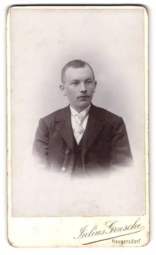 Fotografie Julius Grusche, Neugersdorf i. S., Portrait Herr im Anzug mit heller Krawatte