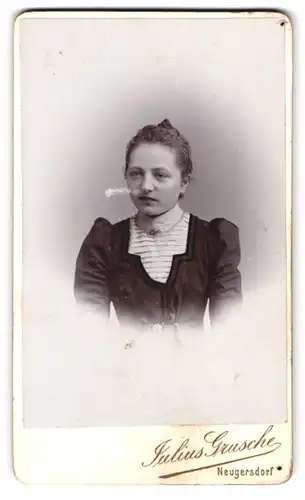 Fotografie Julius Grusche, Neugersdorf i. S., Portrait junge Frau im dunklen Kleid mit Brosche und Locken