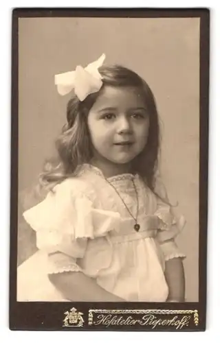 Fotografie Pieperhoff, Leipzig, Zeitzerstr. 2, Portrait niedliches Mädchen im weissen Kleid mit Haarschleife