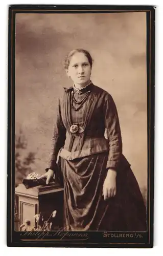 Fotografie Philipp Hofmann, Stollberg i. S., Am Bahnhof, Portrait junge Frau im Biedermeierkleid mit Perlenkette