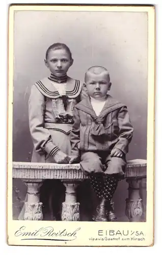 Fotografie Emil Roitsch, Eibau i. Sa., Portrait Junge und Mädchen im Anzug und Kleid mit Brosche