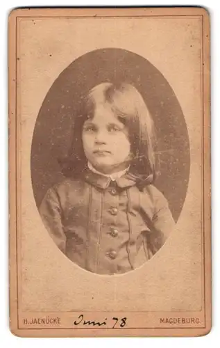 Fotografie J. Jaenücke, Magdeburg, Kaiserstr. 94, Portrait Mädchen im Kleid mit langen Haaren