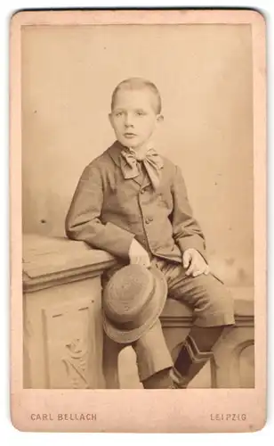 Fotografie Carl Bellach, Leipzig, Gellert-Str. 4, Portrait kleiner Junge im Anzug mit Schleife und Strohhut