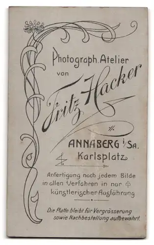 Fotografie Fritz Hacker, Annaberg i. Sa., Karlsplatz, Portrait kleines Mädchen im weissen Kleid mit Perlenkette