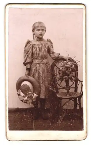 Fotografie Paul Aschenbach, Ort unbekannt, Portrait niedliches Mädchen im karierten Kleid mit Sommerhut