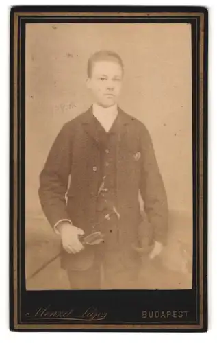 Fotografie Menzel Lajos, Budapest, Portrait junger Knabe im Anzug mit Flanierstock und Hut
