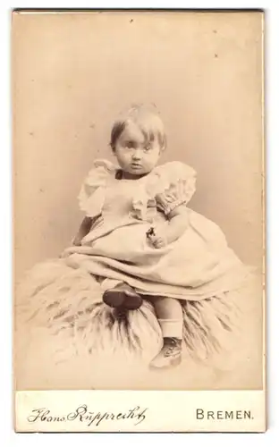 Fotografie Hans Rupprecht, Bremen, Portrait süsses Kleinkind im Kleid