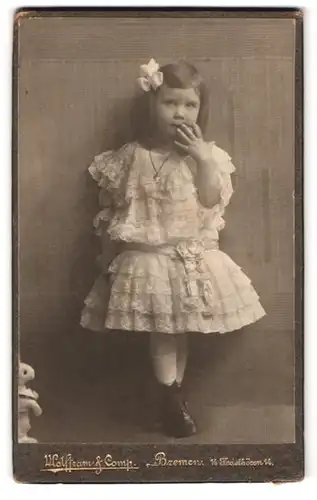Fotografie Wolffram & Comp., Bremen, Fedelhören 14, Portrait kleines Mädchen im hübschen Kleid
