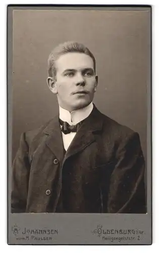 Fotografie M. Johannsen, Oldenburg i /Gr., Heiligengeiststrasse 2, Portrait junger Herr im Anzug mit Fliege