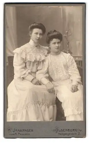 Fotografie M. Johannsen, Oldenburg i /Gr., Heiligengeiststrasse 2, Portrait zwei junge Damen in hübscher Kleidung