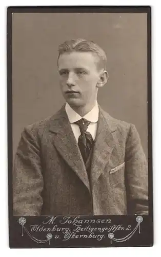 Fotografie M. Johannsen, Oldenburg, Heiligengeiststrasse 2, Portrait junger Herr im Anzug mit Krawatte