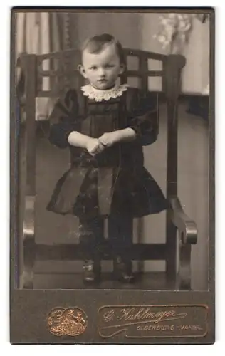 Fotografie G. Kahlmeyer, Oldenburg, Portrait kleines Kind in hübscher Kleidung