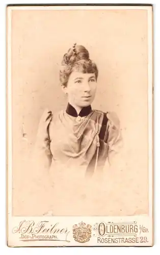Fotografie Jean Baptiste Feilner, Oldenburg i /Gr., Rosenstrasse 29, Portrait junge Dame mit Hochsteckfrisur