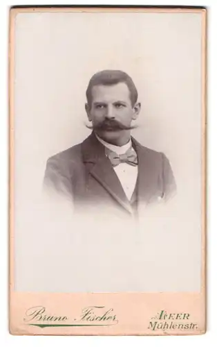 Fotografie Bruno fischer, Leer i /O., Mühlenstrasse, Portrait Alfred Eggerking im Anzug mit Schnauzbart