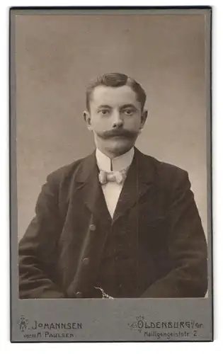 Fotografie M. Johannsen, Oldenburg i /Gr., Heiligengeiststrasse 2, Portrait bürgerlicher Herr mit Schnauzbart