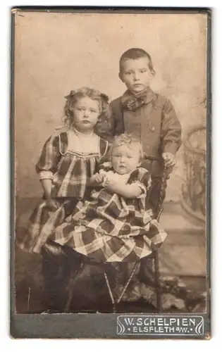 Fotografie W. Schelpien, Elsfleth a /W., Portrait kleiner Junge und zwei Mädchen in modischer Kleidung