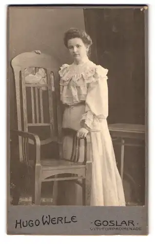 Fotografie Hugo Werle, Goslar, Vititorpromenade, Portrait junge Dame im hübschen Kleid