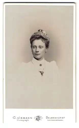 Fotografie C. Jessen, Delmenhorst, Louisenstrasse, Portrait junge Dame mit Hochsteckfrisur