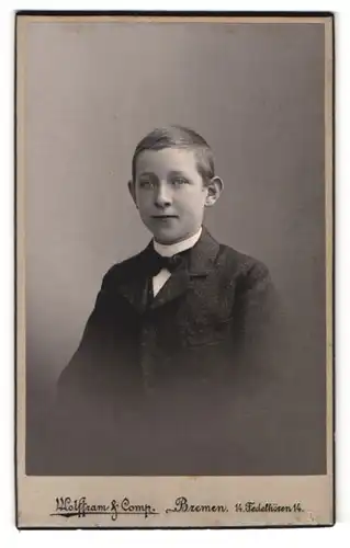 Fotografie Wolffram & Comp., Bremen, Fedelhören 14, Portrait junger Mann im Anzug mit Fliege