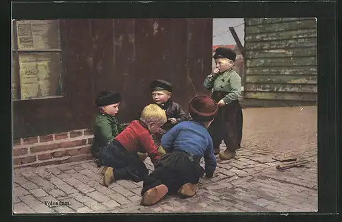 Künstler-AK Photochromie Nr. 2376: Volendam, Knaben beim Spiel auf der Strasse