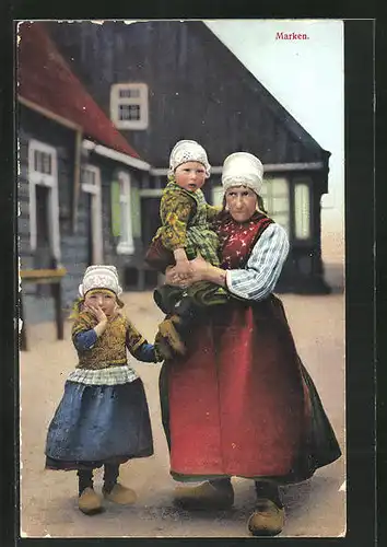 Künstler-AK Photochromie Nr. 2346: Marken, Mutter mit ihren Kindern in Trachten