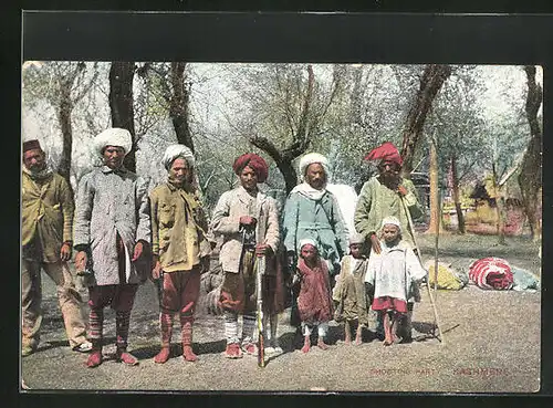 AK Gruppe von Indern mit Waffen und Stöckern