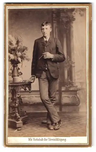 Fotografie Theodor List, Obernberg a. Inn, junger Mann in gestreiften Kleidern