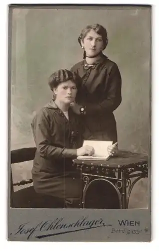 Fotografie Josef Ohlenschlager, Wien, Bendiggasse 9, zwei bürgerliche Frauen im Portrait