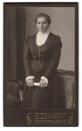 Fotografie E. Seifert, Fürstenfeldbruck, bürgerliche Frau in schwarzem Kleid