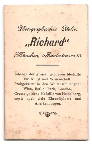 Fotografie Atelier Richard, München, Bardestrasse 13, junger Mann im feinen Zwirn