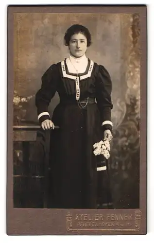 Fotografie Atelier Fenner, Pfaffenhofen a. Ilm, bürgerliche Frau in schwarzem Kleid