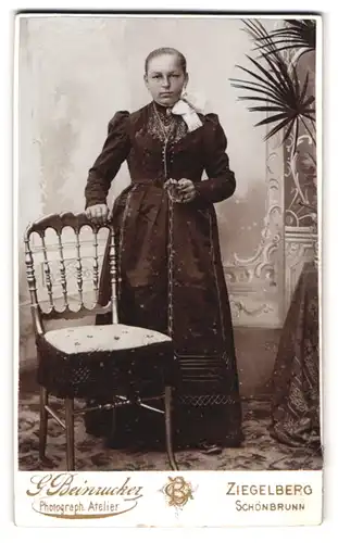 Fotografie G. Beinrucker, Schönbrunn, Ziegelberg, bürgerliche Frau in schwarzem Kleid